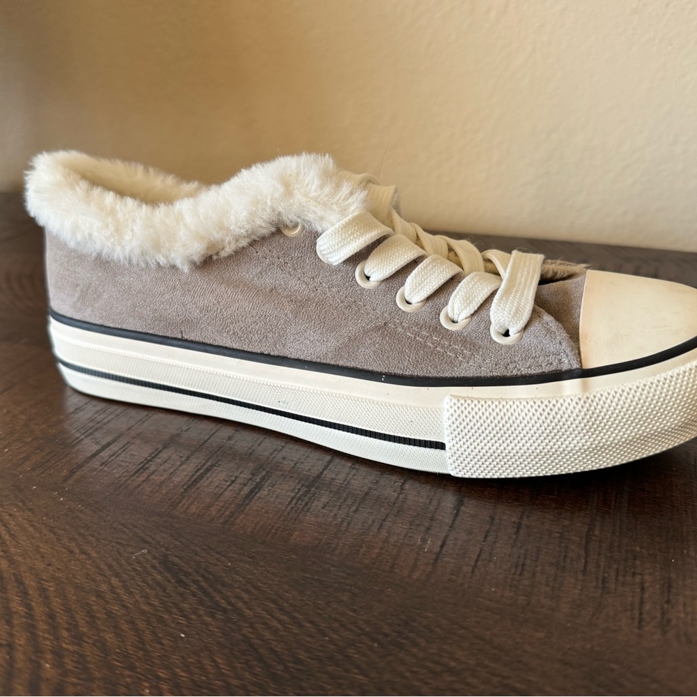 Faux Fur Lined Grey Sneakers Women’s Size 9 NWOT‎ Classic